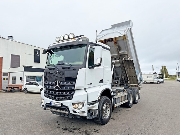 Mercedes-Benz Arocs 6X4 Istrailtipp med høytløftende luke, akselavlastning, kjøleskap, se video 19 of 23