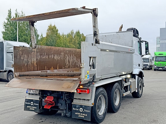 Mercedes-Benz Arocs 6X4 Istrailtipp med høytløftende luke, akselavlastning, kjøleskap, se video 5 of 23