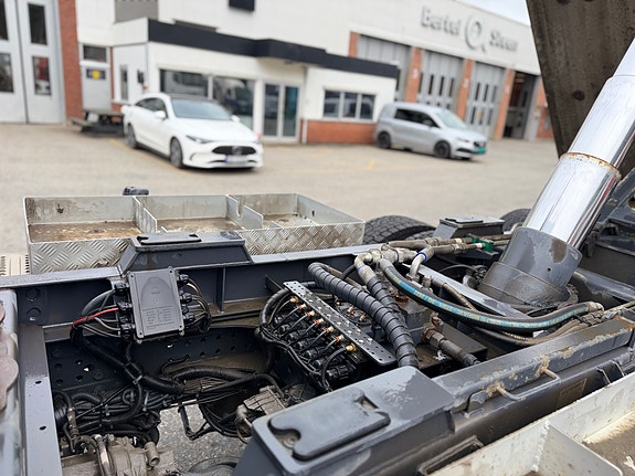 Mercedes-Benz Arocs 6X4 Istrailtipp med høytløftende luke, akselavlastning, kjøleskap, se video 21 of 23