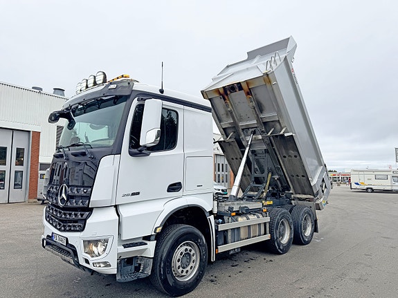 Mercedes-Benz Arocs 6X4 Istrailtipp med høytløftende luke, akselavlastning, kjøleskap, se video 18 of 23