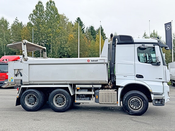 Mercedes-Benz Arocs 6X4 Istrailtipp med høytløftende luke, akselavlastning, kjøleskap, se video 4 of 23