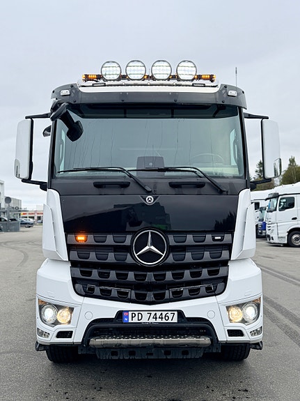 Mercedes-Benz Arocs 6X4 Istrailtipp med høytløftende luke, akselavlastning, kjøleskap, se video 2 of 23
