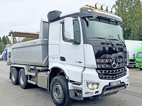 Mercedes-Benz Arocs 6X4 Istrailtipp med høytløftende luke, akselavlastning, kjøleskap, se video 3 of 23