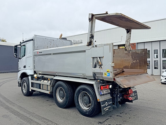 Mercedes-Benz Arocs 6X4 Istrailtipp med høytløftende luke, akselavlastning, kjøleskap, se video 9 of 23