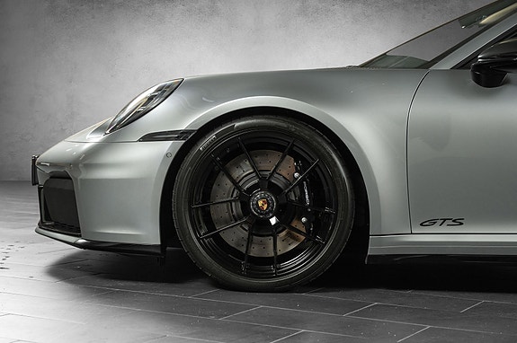 Porsche 911 Carrera 4 GTS 11 of 30