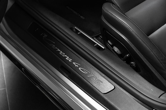 Porsche 911 Carrera 4 GTS 25 of 30
