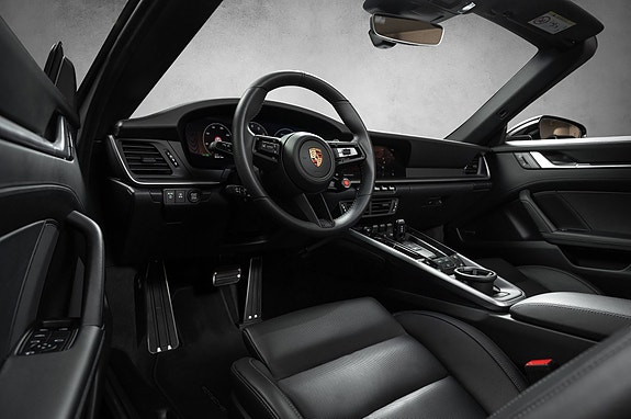 Porsche 911 Carrera 4 GTS 28 of 30