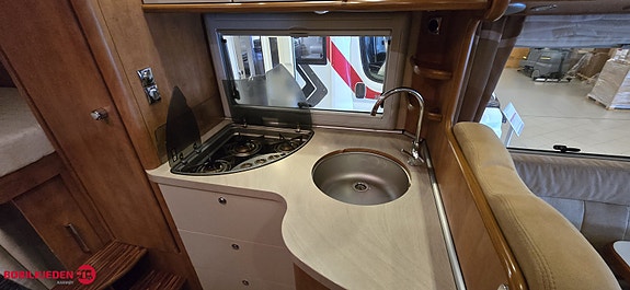 Carthago TOURER C1 I142, 5 seter, romslig 6,8m bobil pga tverrstilt dobbeltseng, 4250 kg gir en del nyttelast og det trengs med så stort lasterom 14 of 30