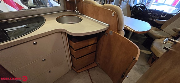 Carthago TOURER C1 I142, 5 seter, romslig 6,8m bobil pga tverrstilt dobbeltseng, 4250 kg gir en del nyttelast og det trengs med så stort lasterom 16 of 30