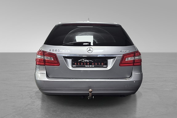 Mercedes-Benz E250 11 of 30