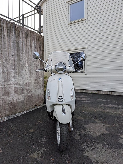 Vespa Primavera 125 2 of 15