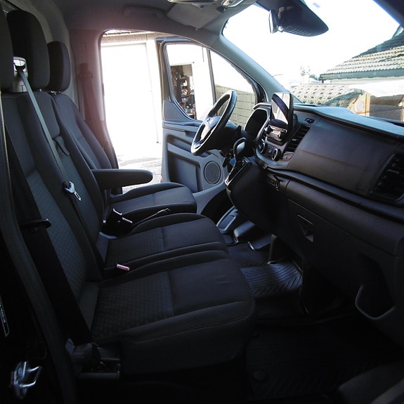 Ford Transit Custom 300L 26 of 30