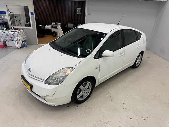 Toyota Prius 2 of 30
