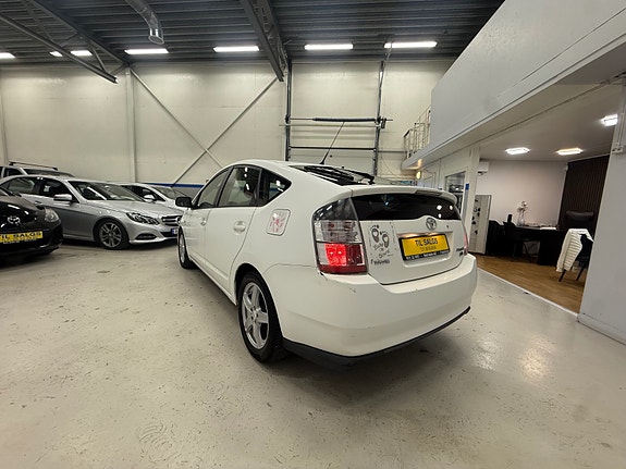 Toyota Prius 10 of 30
