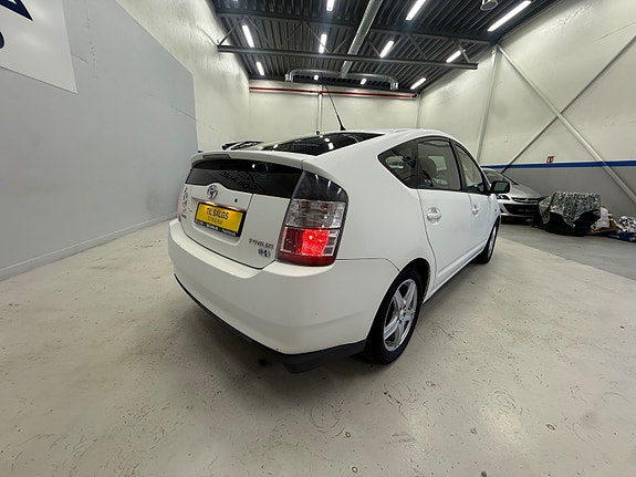 Toyota Prius 9 of 30