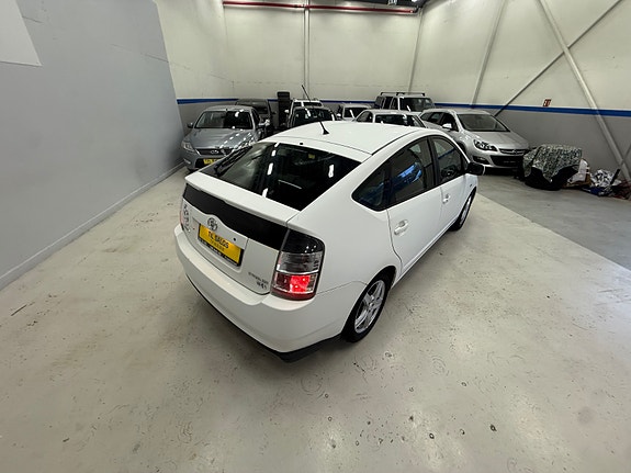 Toyota Prius 11 of 30