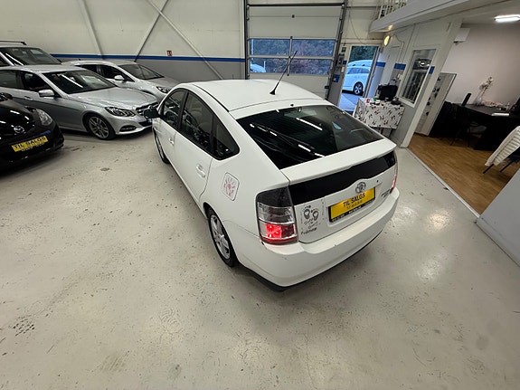 Toyota Prius 8 of 30