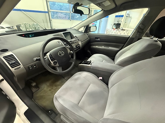 Toyota Prius 16 of 30