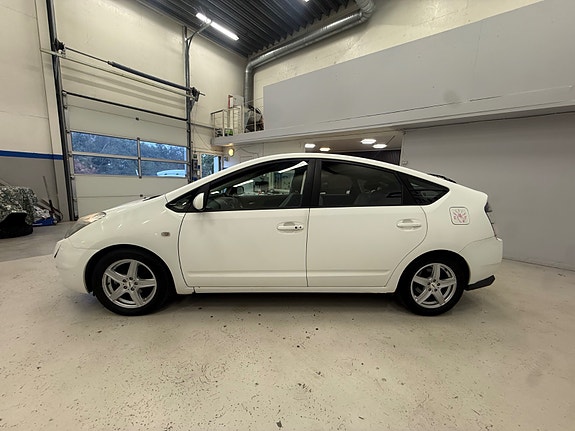 Toyota Prius 7 of 30