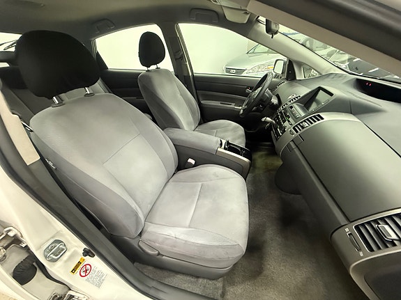 Toyota Prius 15 of 30