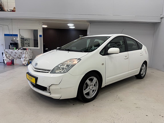 Toyota Prius 4 of 30