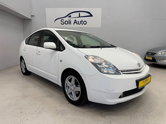 Toyota Prius 5 of 30