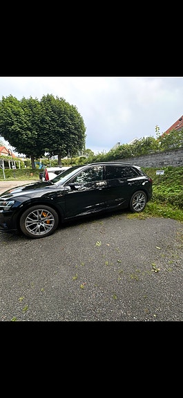 Audi e-tron 13 of 14