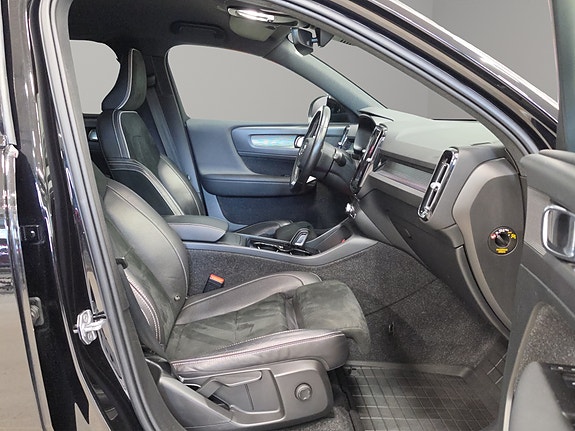 Volvo XC40 17 of 30