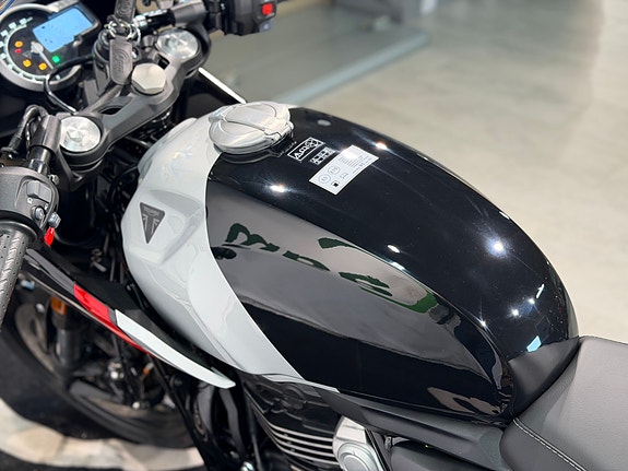 Triumph Thruxton 400 2027 // Få med deler og utstyr til en verdi av 10 000kr! // 16 of 19