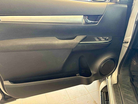 Toyota HiLux 9 of 18