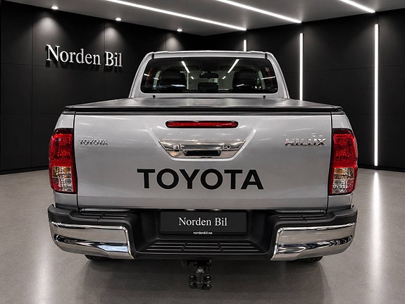 Toyota HiLux 2 of 18