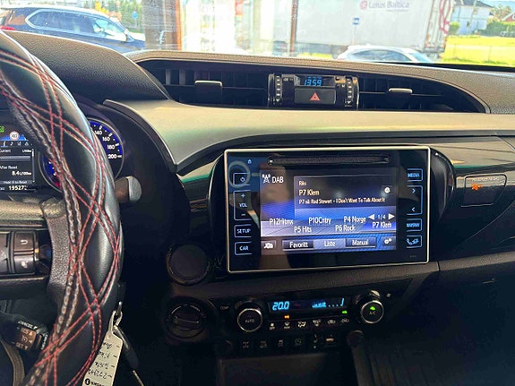 Toyota HiLux 13 of 18