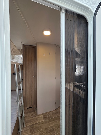Dethleffs C'Joy 480 QLK | 2 køyer | 1114kg | 1 Eier | Sykkelstativ | 6 sengepl | Markise | Fuktgaranti til 2028 | Som Ny 12 of 30