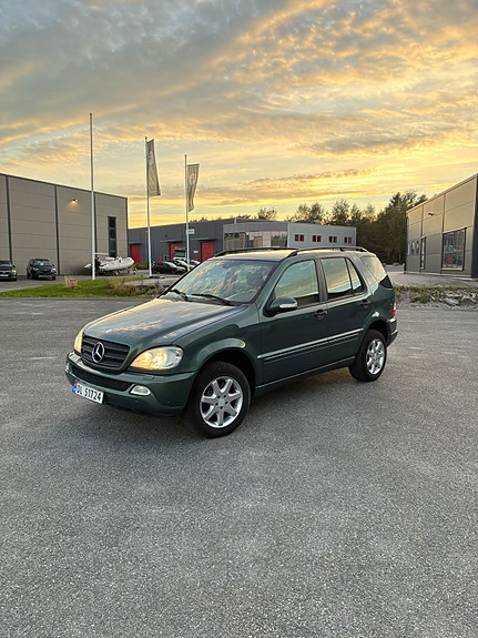 Mercedes-Benz ML270 2 of 20