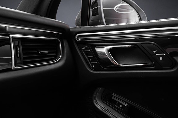 Porsche Macan 16 of 30
