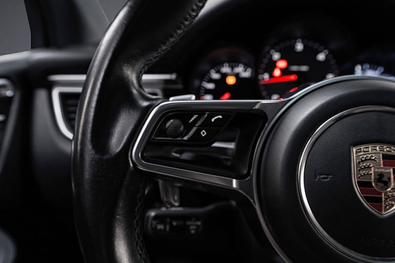 Porsche Macan 26 of 30