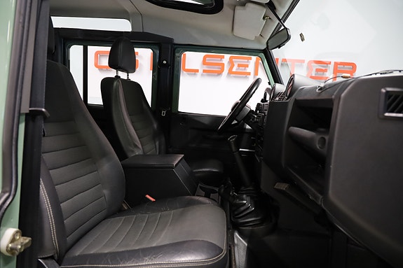 Land Rover Defender 110 11 of 18