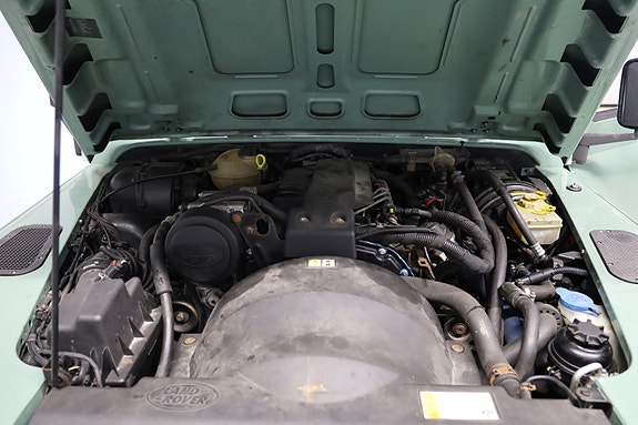 Land Rover Defender 110 15 of 18