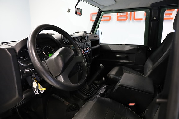 Land Rover Defender 110 8 of 18