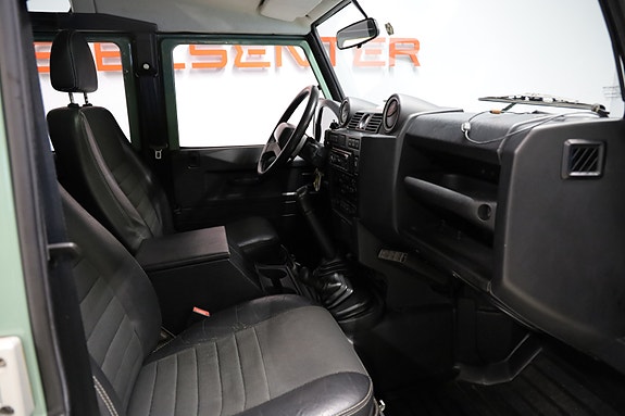 Land Rover Defender 110 10 of 18