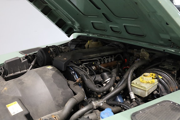 Land Rover Defender 110 14 of 18
