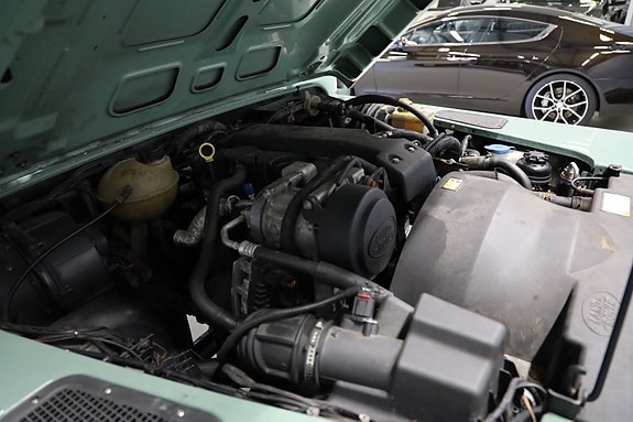 Land Rover Defender 110 16 of 18