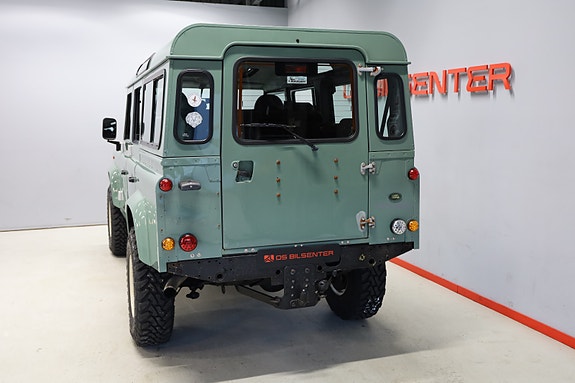 Land Rover Defender 110 4 of 18
