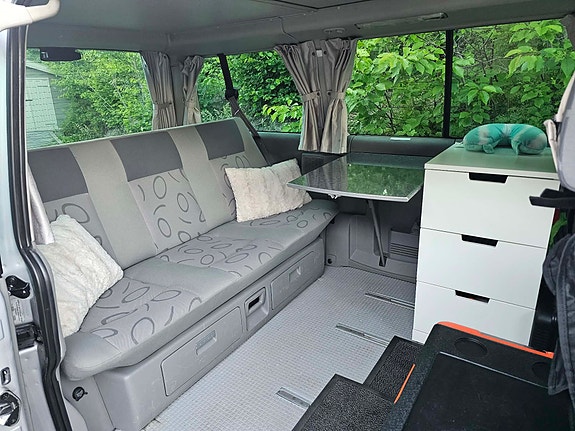Volkswagen Multivan 7 of 16