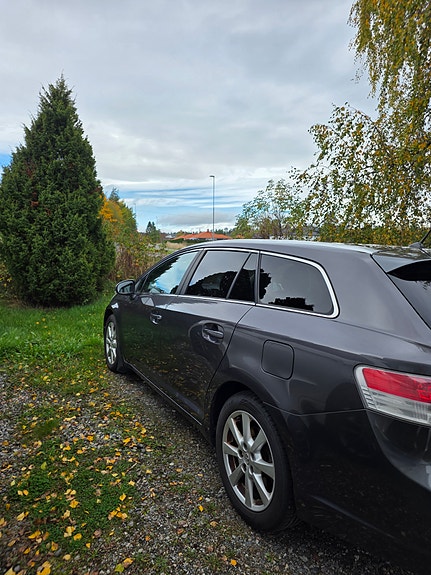 Toyota Avensis 4 of 15