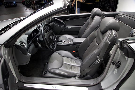 Mercedes-Benz SL500 14 of 23