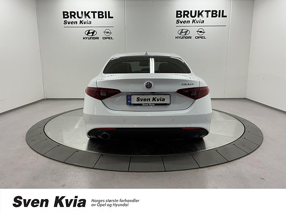 Alfa Romeo Giulia 7 of 30