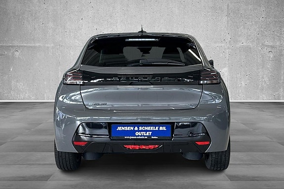 Peugeot e-208 8 of 30