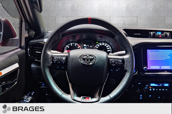 Toyota HiLux 13 of 30