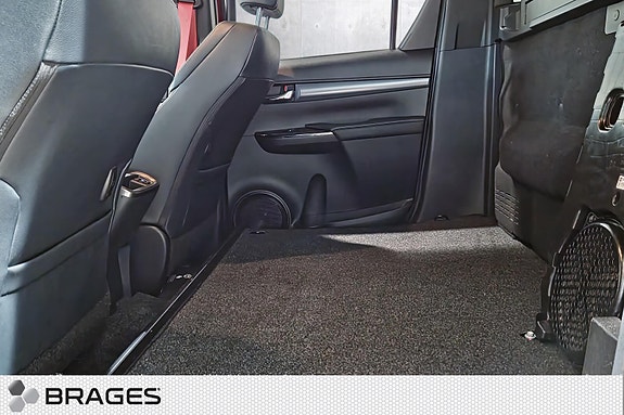 Toyota HiLux 27 of 30